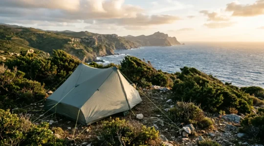Campement de bivouac ultraléger sécurisé contre les rafales de vent sur le Cap Corse
