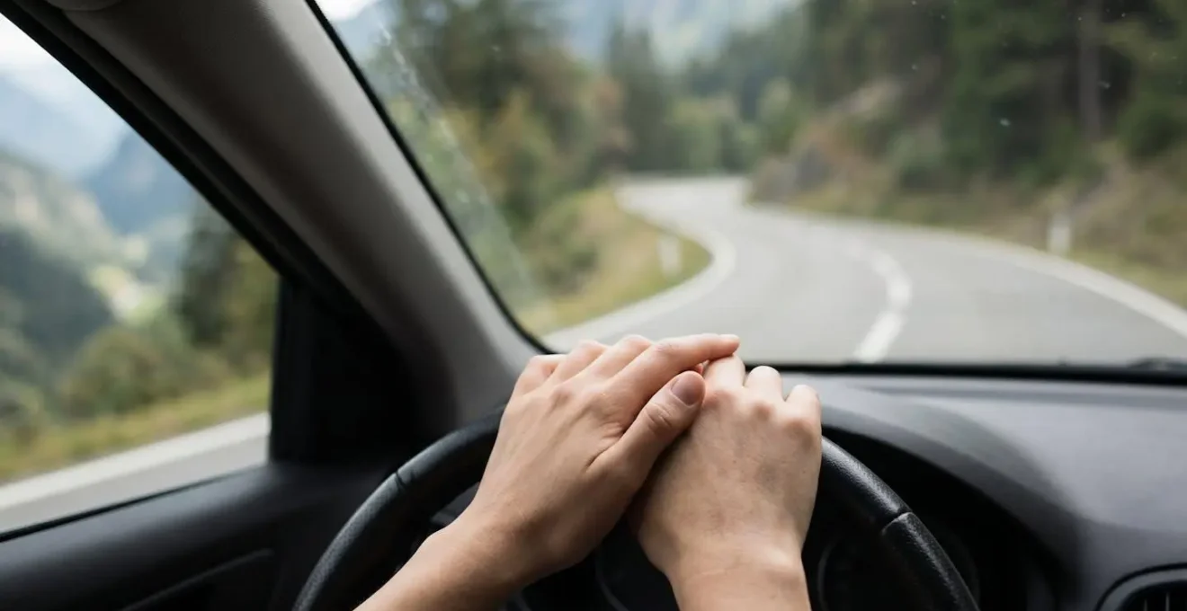 Perspective conducteur montrant les mains sur le volant avec vue sur un virage de montagne et la technique du regard fixé au loin