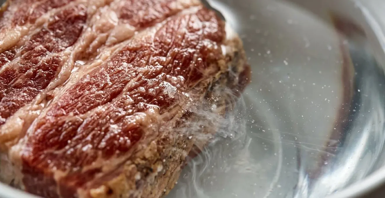 Processus de dessalage de viande fumée dans un récipient d'eau froide illustrant le principe d'osmose