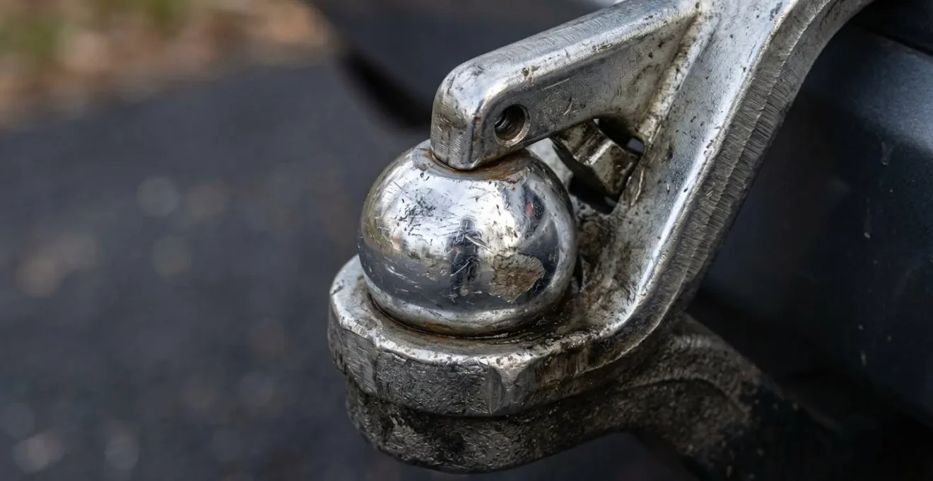 Installation de porte-vélos sur attelage de voiture avant départ
