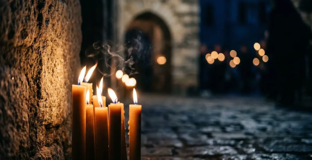 Scène nocturne évoquant l'atmosphère d'une procession traditionnelle corse avec lueurs de bougies et architecture en pierre