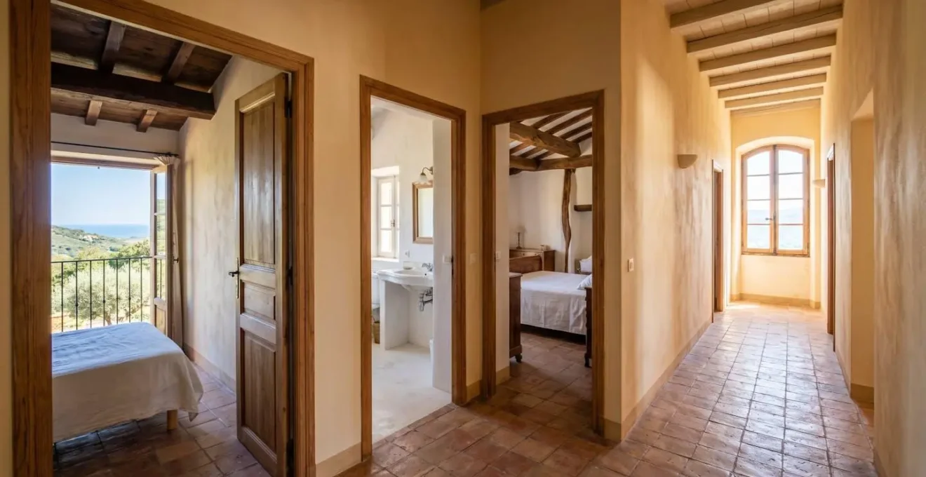 Interieur d'une villa corse avec vue sur plusieurs chambres spacieuses pour familles