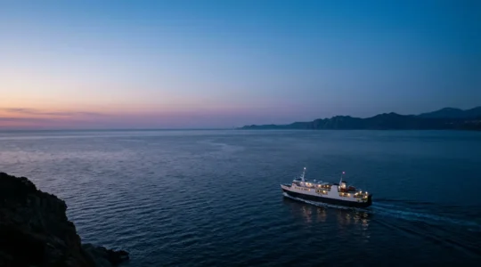 Vue panoramique d'un ferry de nuit naviguant vers la Corse sous un ciel étoilé